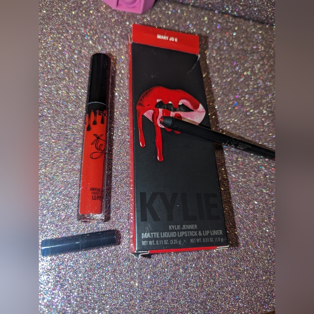 402 Mary Jo K The KYLIE COSMETICS Matte Lip Kit Liquid Lipstick & Liner